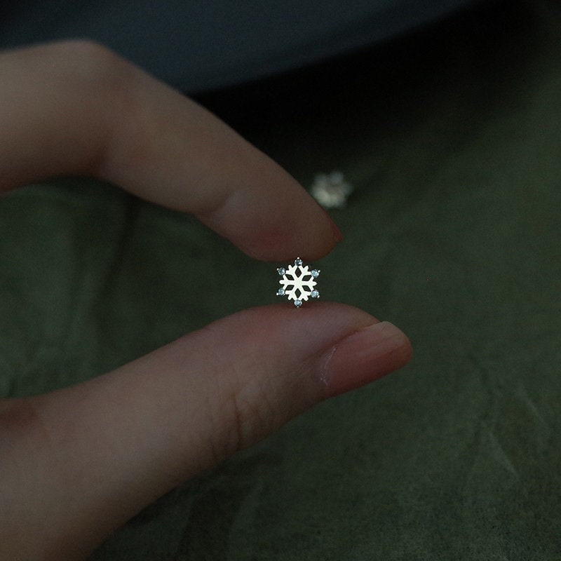 Dainty Gold Snowflake Stud Earrings, Tiny Snowflake Earrings, CZ Snow Earrings, Minimalist Gold Earrings, Perfect for Everyday, Gift, GE164