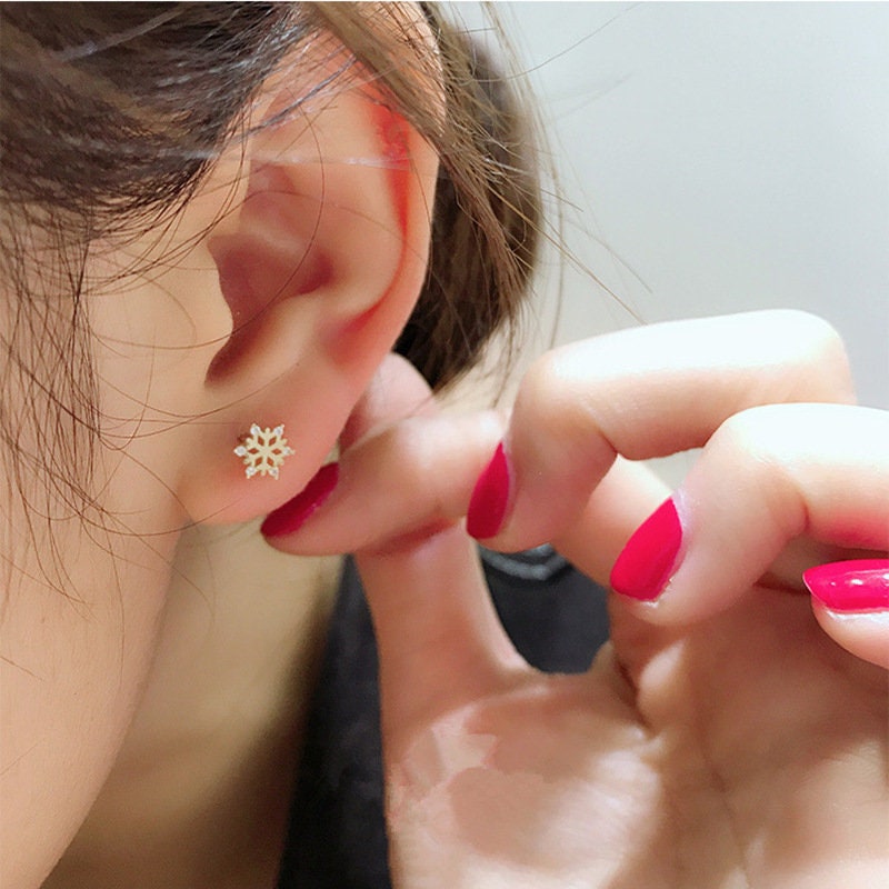 Dainty Gold Snowflake Stud Earrings, Tiny Snowflake Earrings, CZ Snow Earrings, Minimalist Gold Earrings, Perfect for Everyday, Gift, GE164