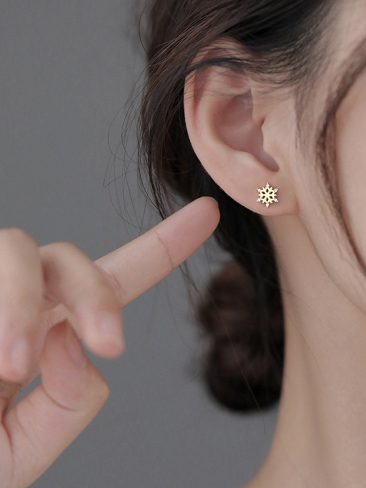 Dainty Gold Snowflake Stud Earrings, Tiny Snowflake Earrings, CZ Snow Earrings, Minimalist Gold Earrings, Perfect for Everyday, Gift, GE164