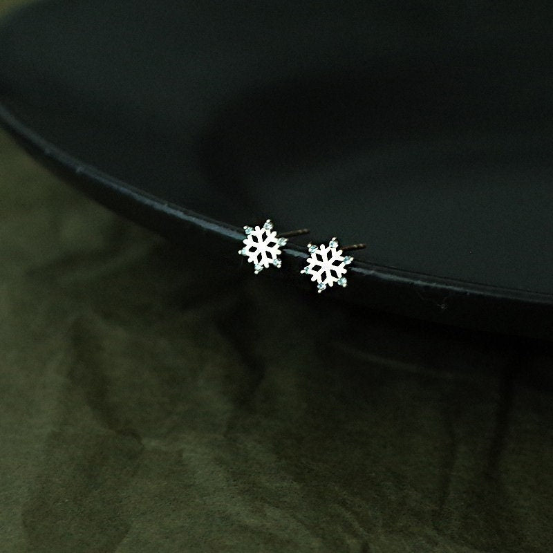 Dainty Gold Snowflake Stud Earrings, Tiny Snowflake Earrings, CZ Snow Earrings, Minimalist Gold Earrings, Perfect for Everyday, Gift, GE164