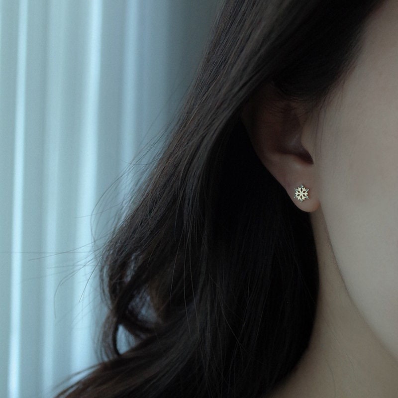Dainty Gold Snowflake Stud Earrings, Tiny Snowflake Earrings, CZ Snow Earrings, Minimalist Gold Earrings, Perfect for Everyday, Gift, GE164