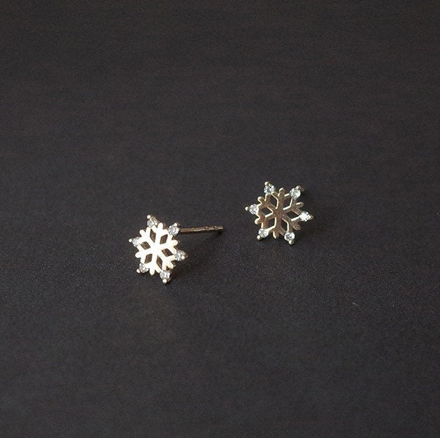 Dainty Gold Snowflake Stud Earrings, Tiny Snowflake Earrings, CZ Snow Earrings, Minimalist Gold Earrings, Perfect for Everyday, Gift, GE164