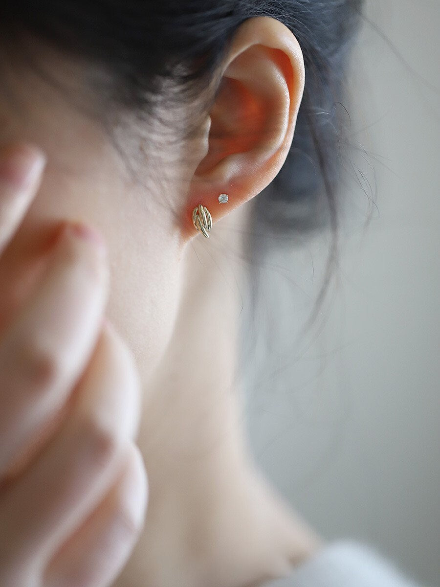 Dainty Gold Feather Stud Earrings, Fluffy Feather Earrings, Tiny Gold Earring, Statement Earrings, Minimalist Earring, Gift for her, GE174