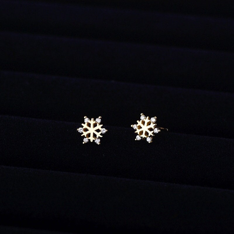 Dainty Gold Snowflake Stud Earrings, Tiny Snowflake Earrings, CZ Snow Earrings, Minimalist Gold Earrings, Perfect for Everyday, Gift, GE164