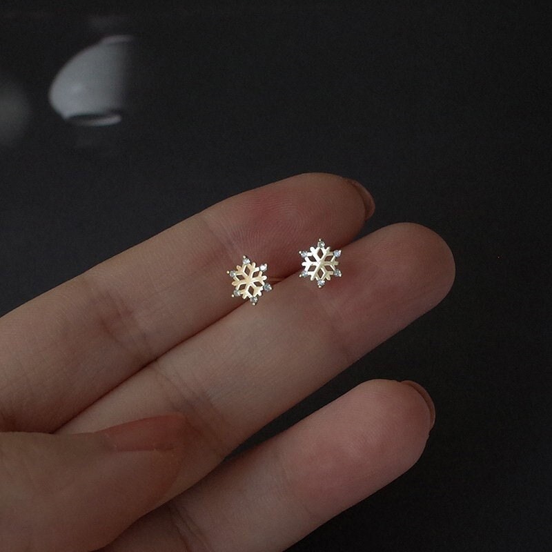 Dainty Gold Snowflake Stud Earrings, Tiny Snowflake Earrings, CZ Snow Earrings, Minimalist Gold Earrings, Perfect for Everyday, Gift, GE164
