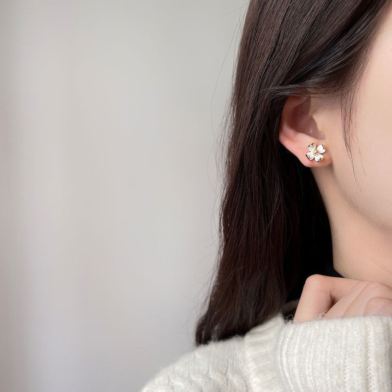Dainty Gold Dog Wood Flower Earrings, Delicate Flower Earrings, Gold Vermeil Dog Wood Studs, Birth flower Earrings, Minimalist, Gift, GE160