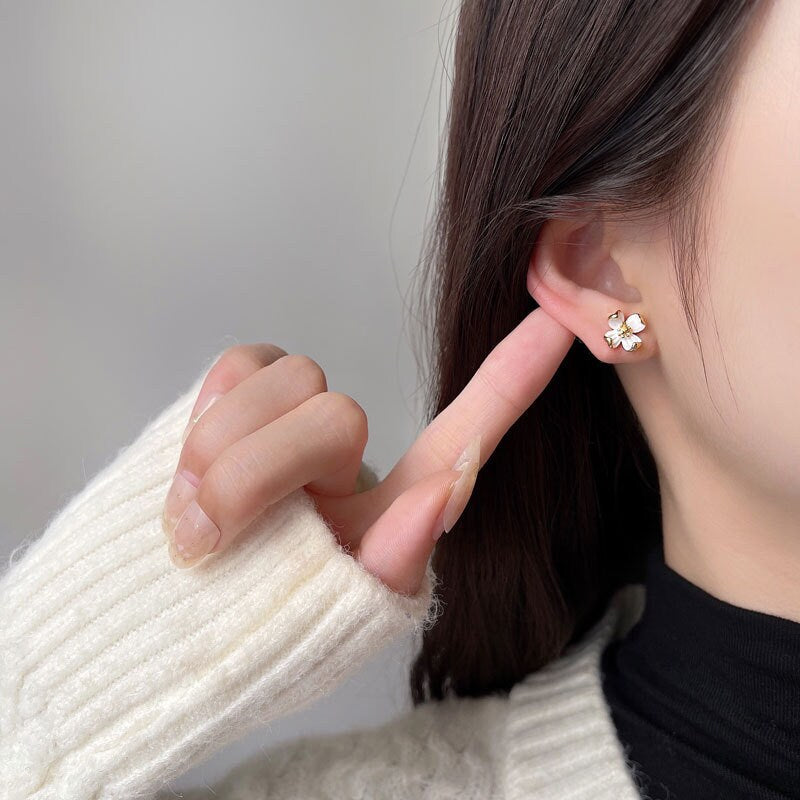 Dainty Gold Dog Wood Flower Earrings, Delicate Flower Earrings, Gold Vermeil Dog Wood Studs, Birth flower Earrings, Minimalist, Gift, GE160