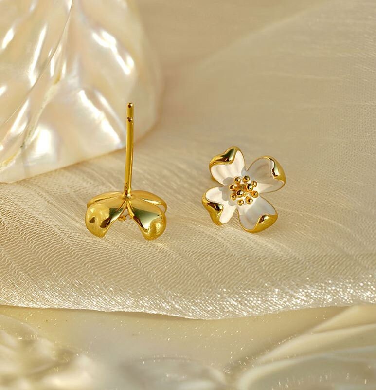 Dainty Gold Dog Wood Flower Earrings, Delicate Flower Earrings, Gold Vermeil Dog Wood Studs, Birth flower Earrings, Minimalist, Gift, GE160