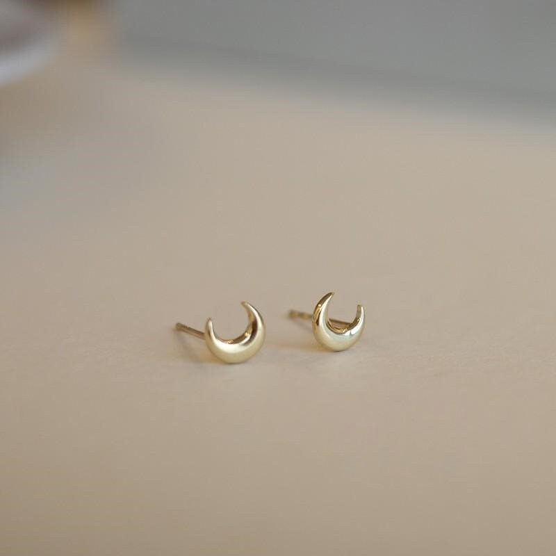 Tiny Crescent Moon Earrings, 925 Silver Moon Studs, Baby Moon Earrings, 14K Gold Vermeil Moon Earrings, Helix Moon Studs, Minimalist, GE135