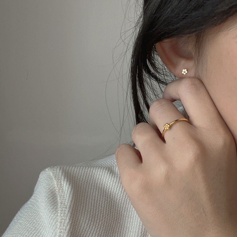 20G Dainty Gold Flower Screw Back Earrings, Tiny Gold Flower Earrings, Helix/Tragus Earring, Minimalist Floral Studs, Gift for her, GE142