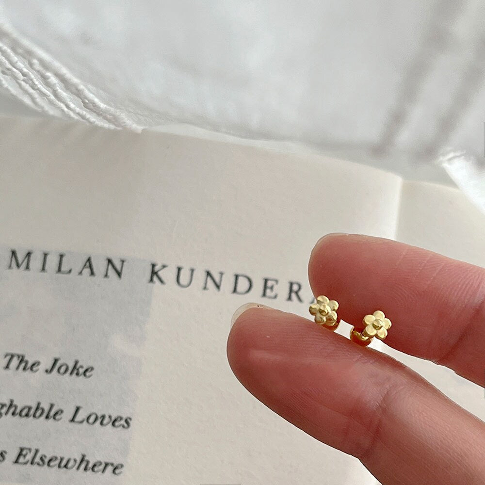 20G Dainty Gold Flower Screw Back Earrings, Tiny Gold Flower Earrings, Helix/Tragus Earring, Minimalist Floral Studs, Gift for her, GE142