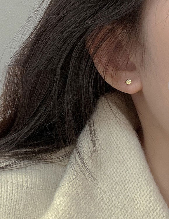 20G Dainty Gold Flower Screw Back Earrings, Tiny Gold Flower Earrings, Helix/Tragus Earring, Minimalist Floral Studs, Gift for her, GE142