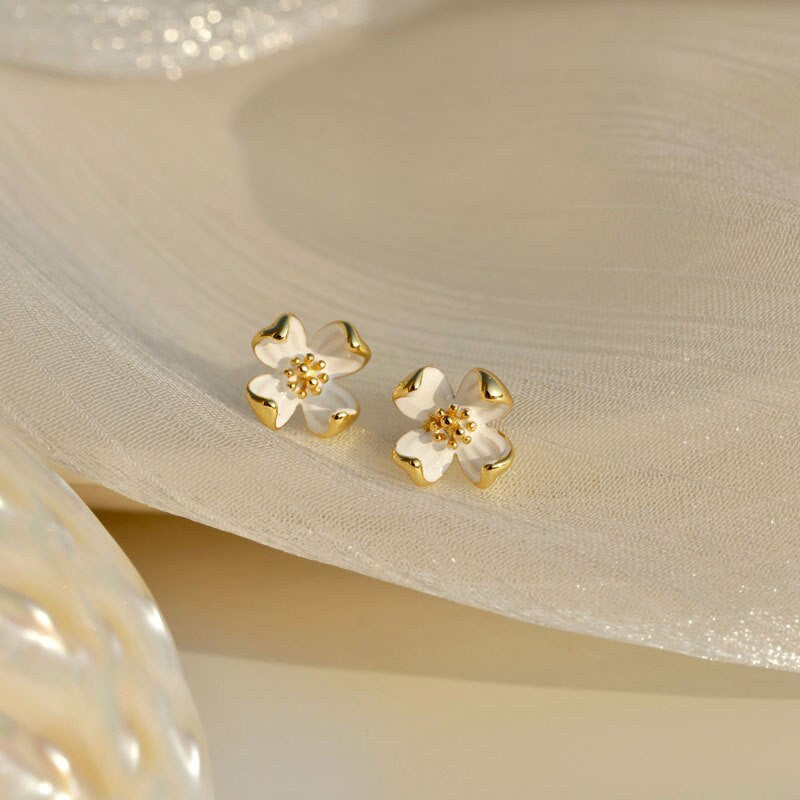 Dainty Gold Dog Wood Flower Earrings, Delicate Flower Earrings, Gold Vermeil Dog Wood Studs, Birth flower Earrings, Minimalist, Gift, GE160
