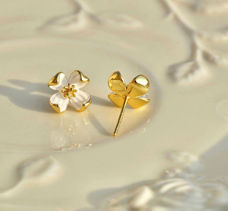 Dainty Gold Dog Wood Flower Earrings, Delicate Flower Earrings, Gold Vermeil Dog Wood Studs, Birth flower Earrings, Minimalist, Gift, GE160