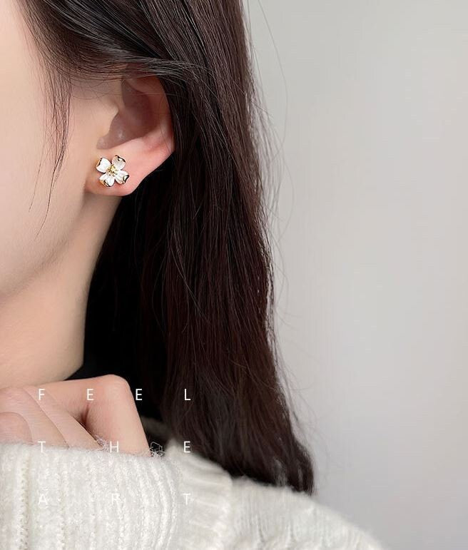 Dainty Gold Dog Wood Flower Earrings, Delicate Flower Earrings, Gold Vermeil Dog Wood Studs, Birth flower Earrings, Minimalist, Gift, GE160