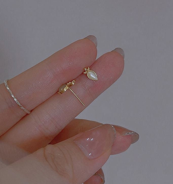 Gold Cat's Eye Bunny & Carrot Stud Earrings, Rabbit Earrings, Carrot Earrings, Minimalist Gold Mismatched Earrings, Gift for her, GE180