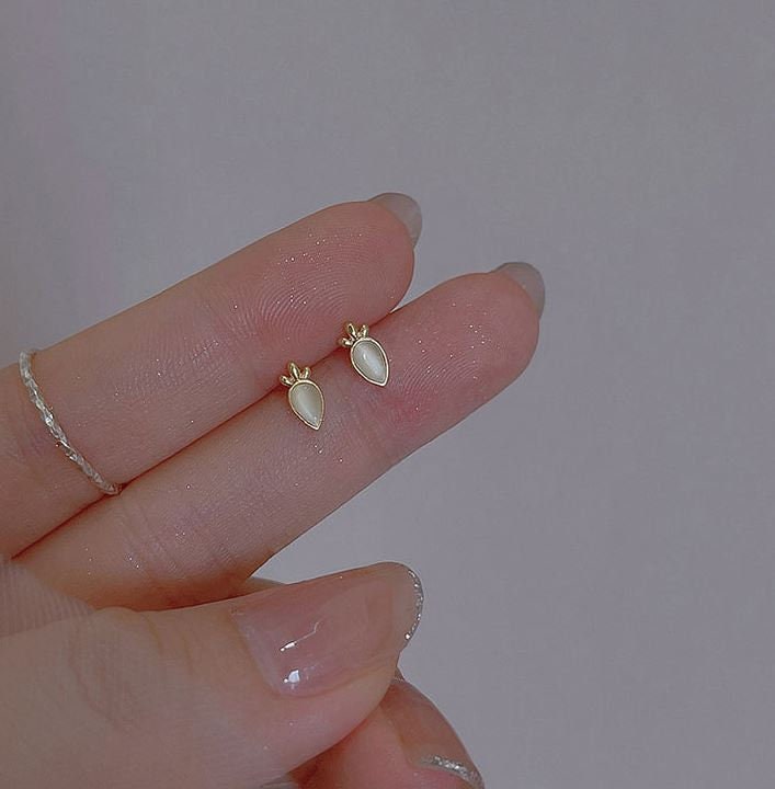 Gold Cat's Eye Bunny & Carrot Stud Earrings, Rabbit Earrings, Carrot Earrings, Minimalist Gold Mismatched Earrings, Gift for her, GE180