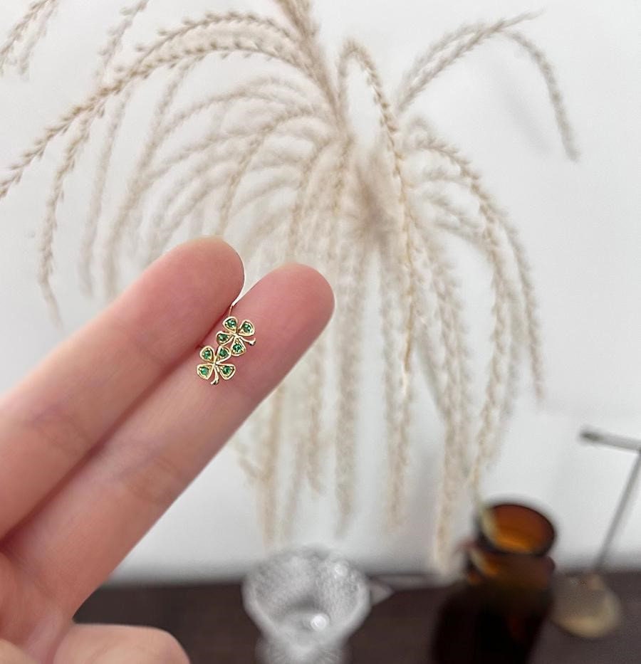 Gold Emerald CZ Flower Stud Earrings, Green CZ Flower Earrings, Emerald Plant Earrings, Minimalist Flower Studs, Gift for her, GE204