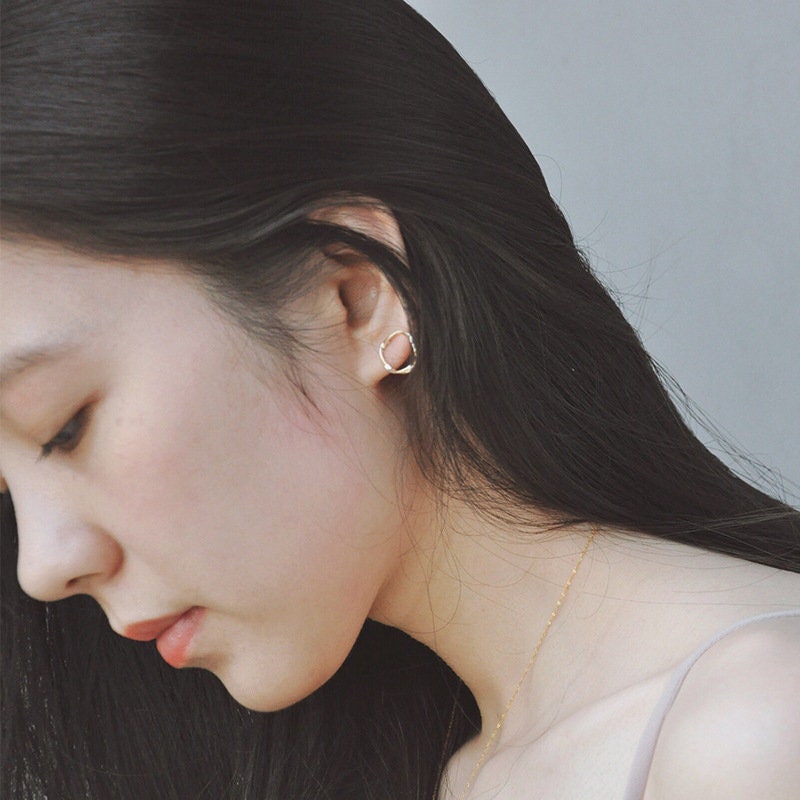 Gold Mobius Band Earrings, 14k Gold Vermeil Mobius band Studs, Irregular Circle Earrings, Dainty Geometry Earrings, Gift for her, GE288