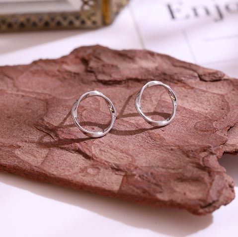 Gold Mobius Band Earrings, 14k Gold Vermeil Mobius band Studs, Irregular Circle Earrings, Dainty Geometry Earrings, Gift for her, GE288