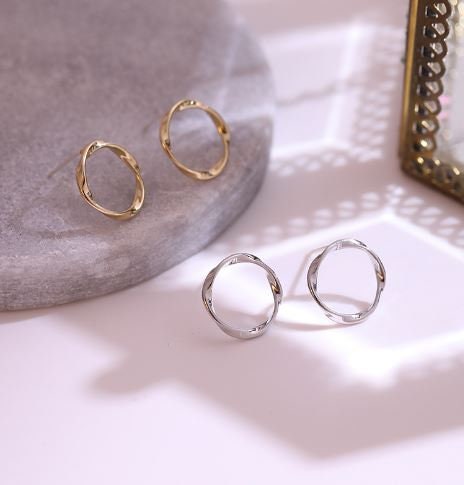 Gold Mobius Band Earrings, 14k Gold Vermeil Mobius band Studs, Irregular Circle Earrings, Dainty Geometry Earrings, Gift for her, GE288