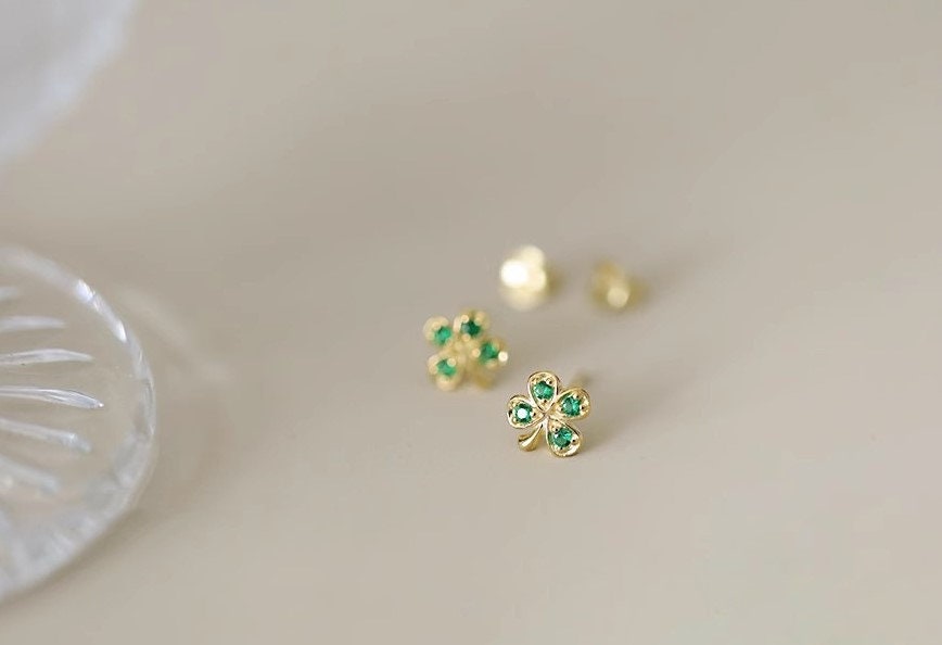 Gold Emerald CZ Flower Stud Earrings, Green CZ Flower Earrings, Emerald Plant Earrings, Minimalist Flower Studs, Gift for her, GE204