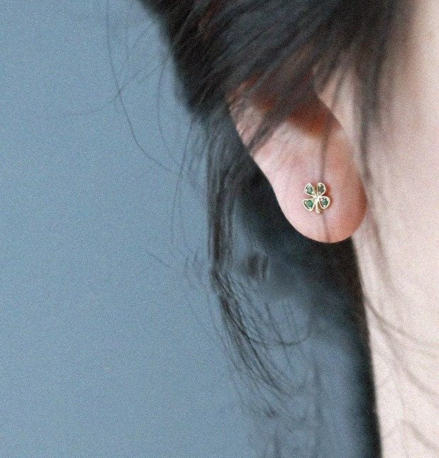 Gold Emerald CZ Flower Stud Earrings, Green CZ Flower Earrings, Emerald Plant Earrings, Minimalist Flower Studs, Gift for her, GE204