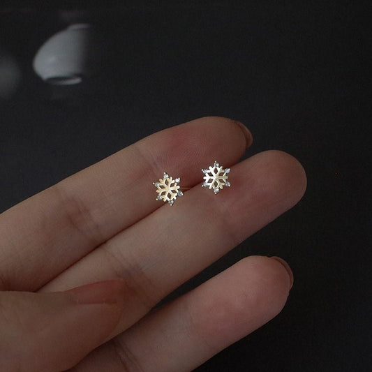 Dainty Gold Snowflake Stud Earrings, Tiny Snowflake Earrings, CZ Snow Earrings, Minimalist Gold Earrings, Perfect for Everyday, Gift, GE164